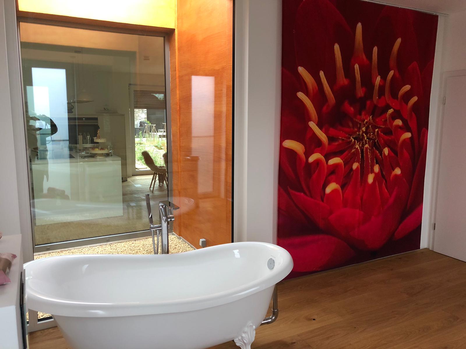 Badezimmer mit rotem Flächenvorhang